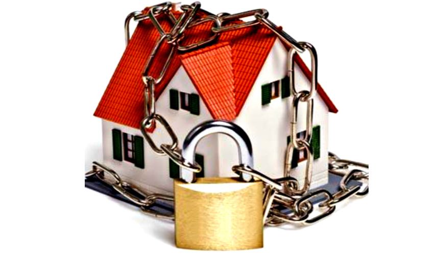 Gekeurde cilinder met stevig beslag aan een huis in Zaandam Gekeurde cilinder met stevig beslag aan een huis in Zaandam